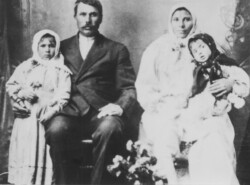 Nicholai Nikolaivich Chernoff , wife Dunyia Makaroff , daughters Annie and Marge. Nicholai N. Chernoff Family