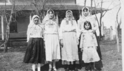 Dora, Mable, Anne, and Marge. Dunya in the middle. Nikolas N. (Tzar) Chernoff family. Picture taken at Khutor homestead Nikolas N. Chernoff family.