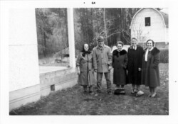 Grandma Fanny K?oldenen and Grandpa. mom - Mabel Chernoff. Tall lady is aunty Mabel Chernof from Sask (Nick's wife) Aunty P. all(?) Farm Grand Forks BC. Need Help to Identify