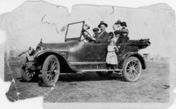 Mikalai Chernoff 1920s Khutor Ranch Saskatchewan. All Chernoffs in the car. Pete J in front seat, Sam J (blond boy back left) Gray hat Nick J. Black Hat Alex (wife was an osachof), boys in middle row not named. girl Morootka? Mikalai Chernoff