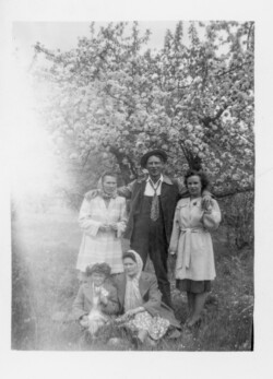 1948 - Cousin Davidoff, Pete J Chernoff, Aunt Polly (from mother-in-law Mabel's side) and Florence and her mom Mabel. Pete J Chernoff