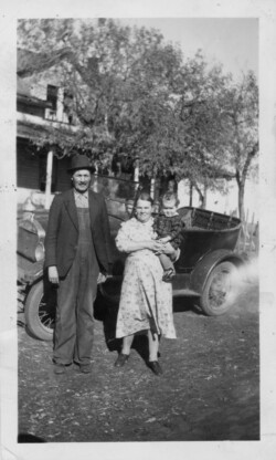John N Chernoff with 2nd wife Polly Barisoff holding John's Grand daughter Florence Chernoff, Khutor Sask Oct 12, 1941 John, Polly and Florence