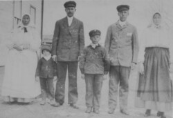 Alosha N. Chernoff with wife Parania Verigin and children Wasyl, Pete, and Nick with his wife Marisha Alosha N Chernoff wife Parania children Wasyl Pete and Nick with wife Marisha
