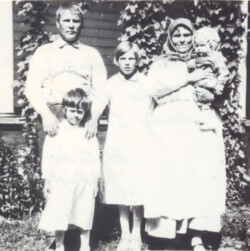 Fred Nikolaivich Chernoff wife Fanyia Popoff with children Polly, Mary and Helen Fred Nikolaivich Chernoff wife Fanyia Popoff with children Polly, Mary and Helen