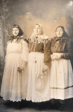 Nellie Kurenoff wife of Andrew Nikolaivich and two unknown women. Nellie Kurenoff wife of Andrew Nikolaivich and two unknown women.