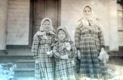 Fred Nikolaivich Chernoff's and Fanyia's children Polly, Helen and Mary Fred Nikolaivich Chernoff's and Fanyia's children Polly, Helen and Mary