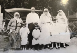 Grandmother Anyuta with son Fedya N. Chernoff, daugher-in-law Fanyia and grandchildren Mary, Helen, Polly and Laura Grandmother Anyuta with son Fedya, daugher-in-law Fanyia and grandchildren Mary, Helen, Polly and Laura